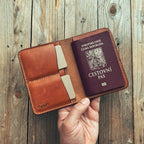 Lovecky Leather světle hnědé kožené pouzdro na cestovní pas a doklady  – pohled shora na otevřené pouzdro