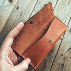 Lovecky Leather detail ručně šitého koženého pouzdra na tužky a pera se zapínáním na druk