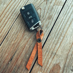 Lovecky Leather kožený přívěsek na klíče Stuha ze světle hnědé italské kůže – ruční výroba v ČR