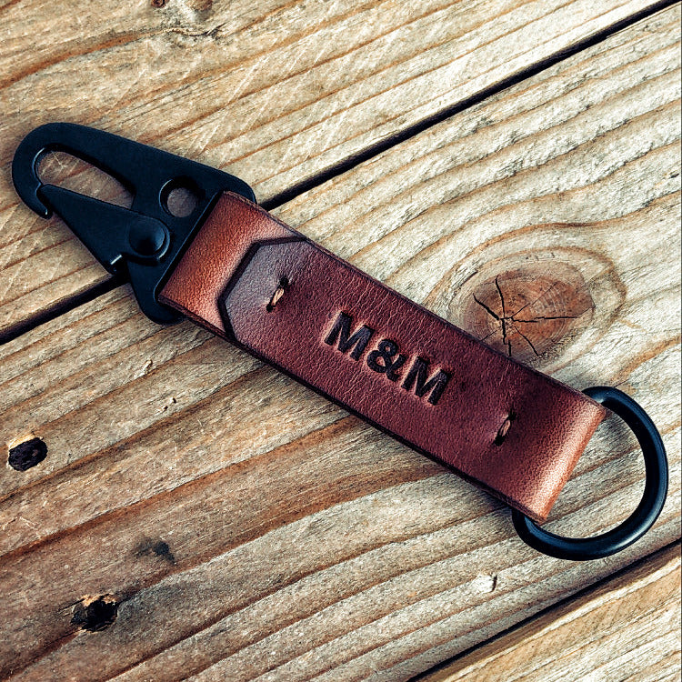 Lovecky Leather kožený přívěsek 32 na klíče s karabinou a ražbou iniciál – elegantní personalizovaná klíčenka z pravé kůže. Detail hnědé kůže