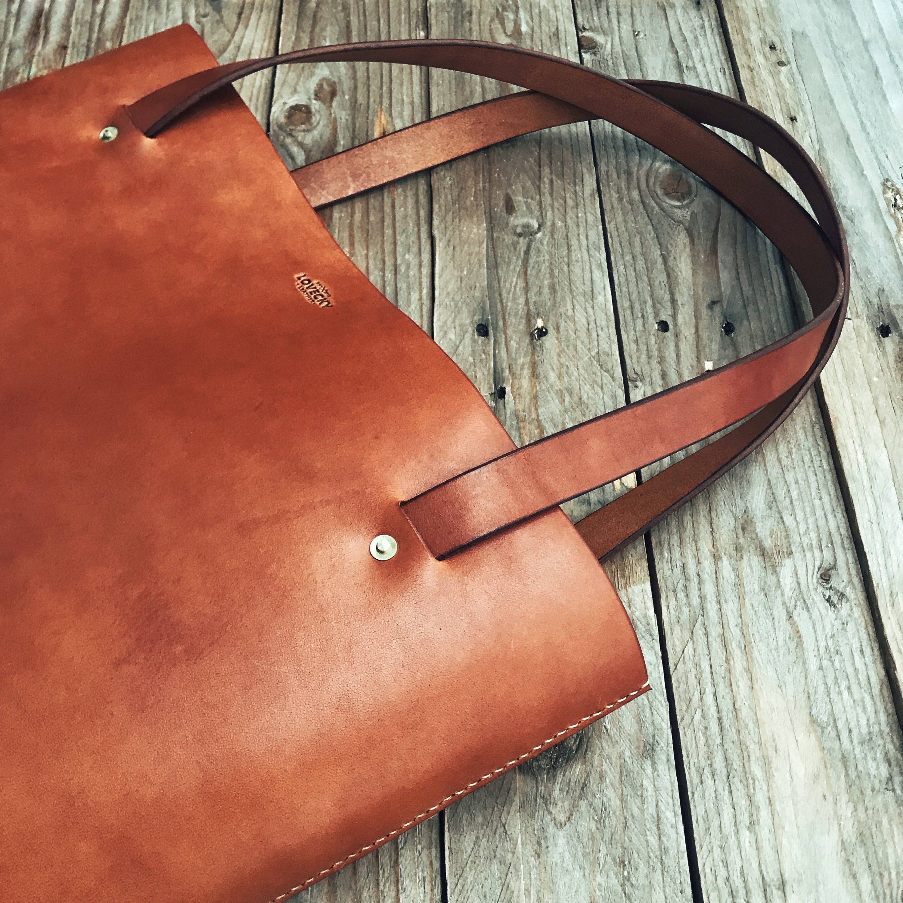 Lovecky Leather dámská kožená kabelka 85 shopper bag hnědá – detail ručního šití a pevného sedlářského stehu.
