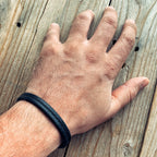 Lovecky Leather černý ručně šitý kožený náramek 9 na ruce – elegantní pánský kožený náramek z pravé hovězí kůže, prošitý voskovanou nití po celé délce. Ručně vyrobeno v Česku.