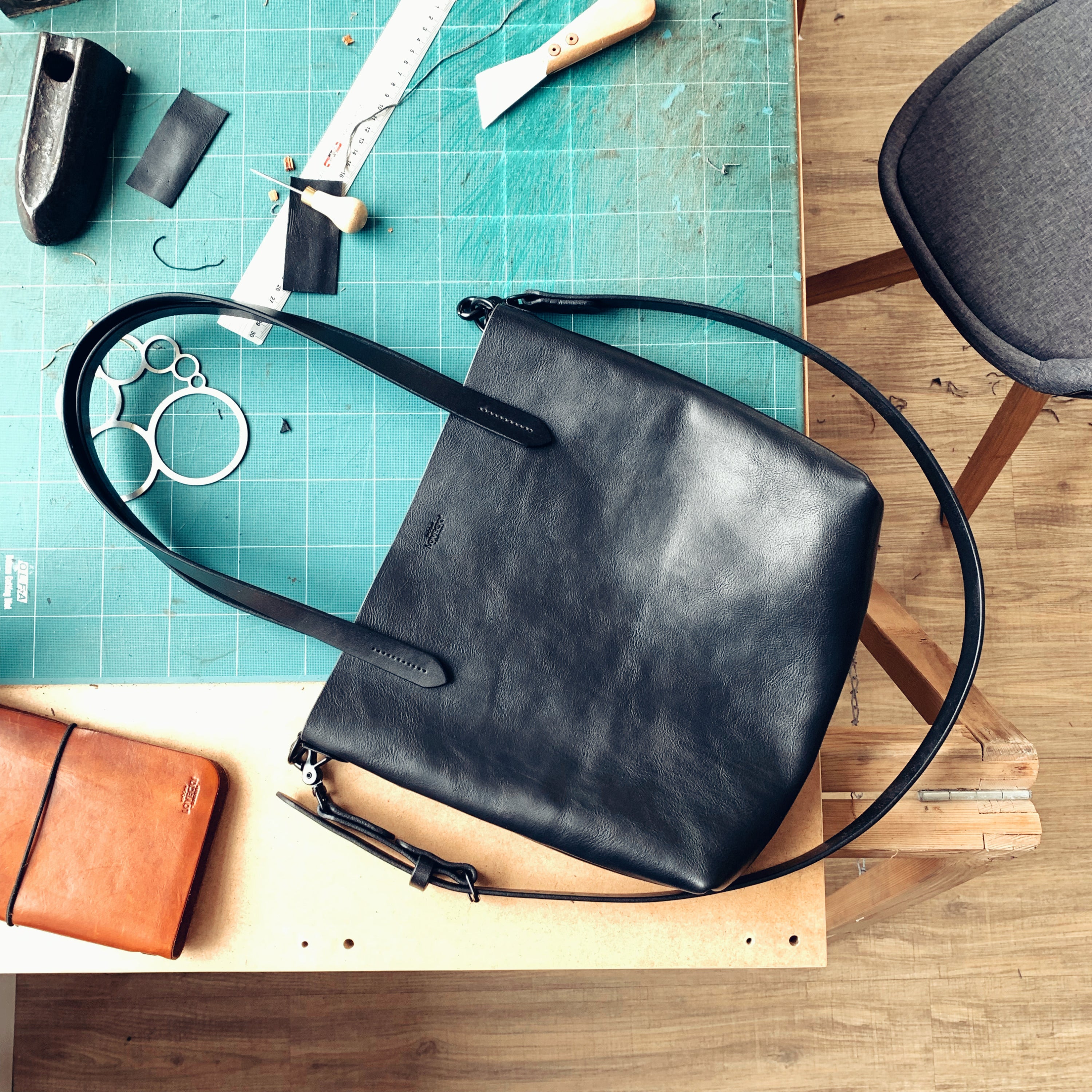 Lovecky Leather kožená kabelka dámská typ 72 –  černá tote bag s doplňkovým crossbody popruhem, ručně vyrobená z měkké přírodní kůže.