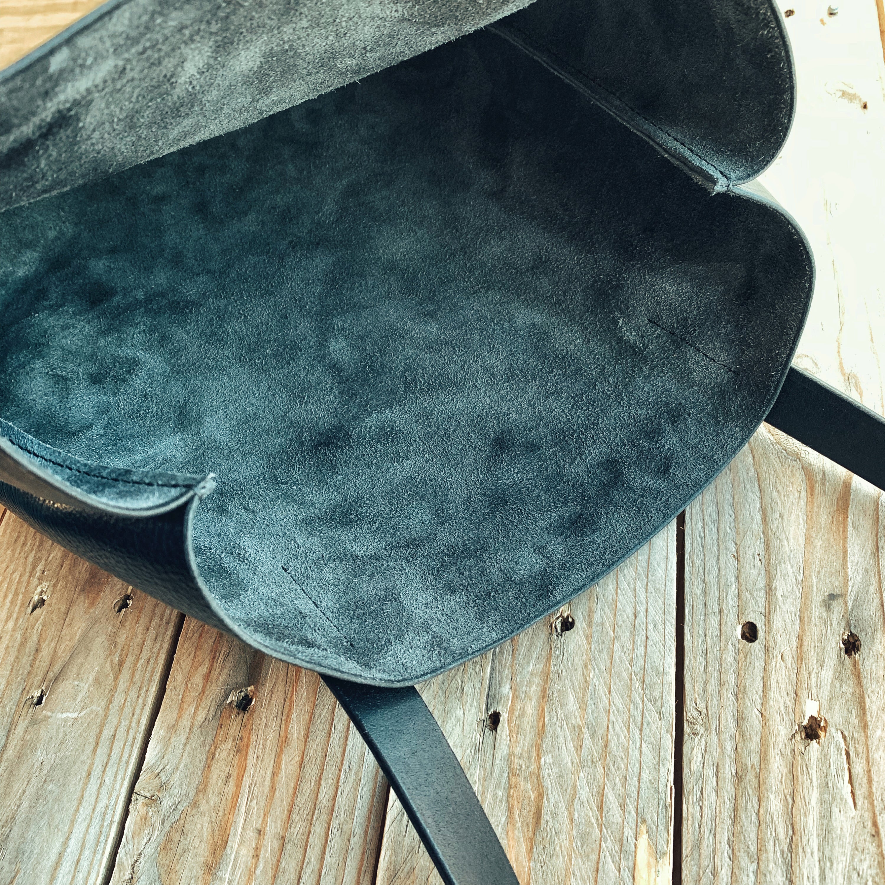 Lovecky Leather měkká dámská kožená kabelka 72 – vnitřní uspořádání černé tote bag, ruční výroba z přírodní kůže v ČR.