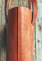 Lovecky Leather hnědá kabelka 85 – detail sedlářského stehu a ruční výroby z pravé hovězí kůže.