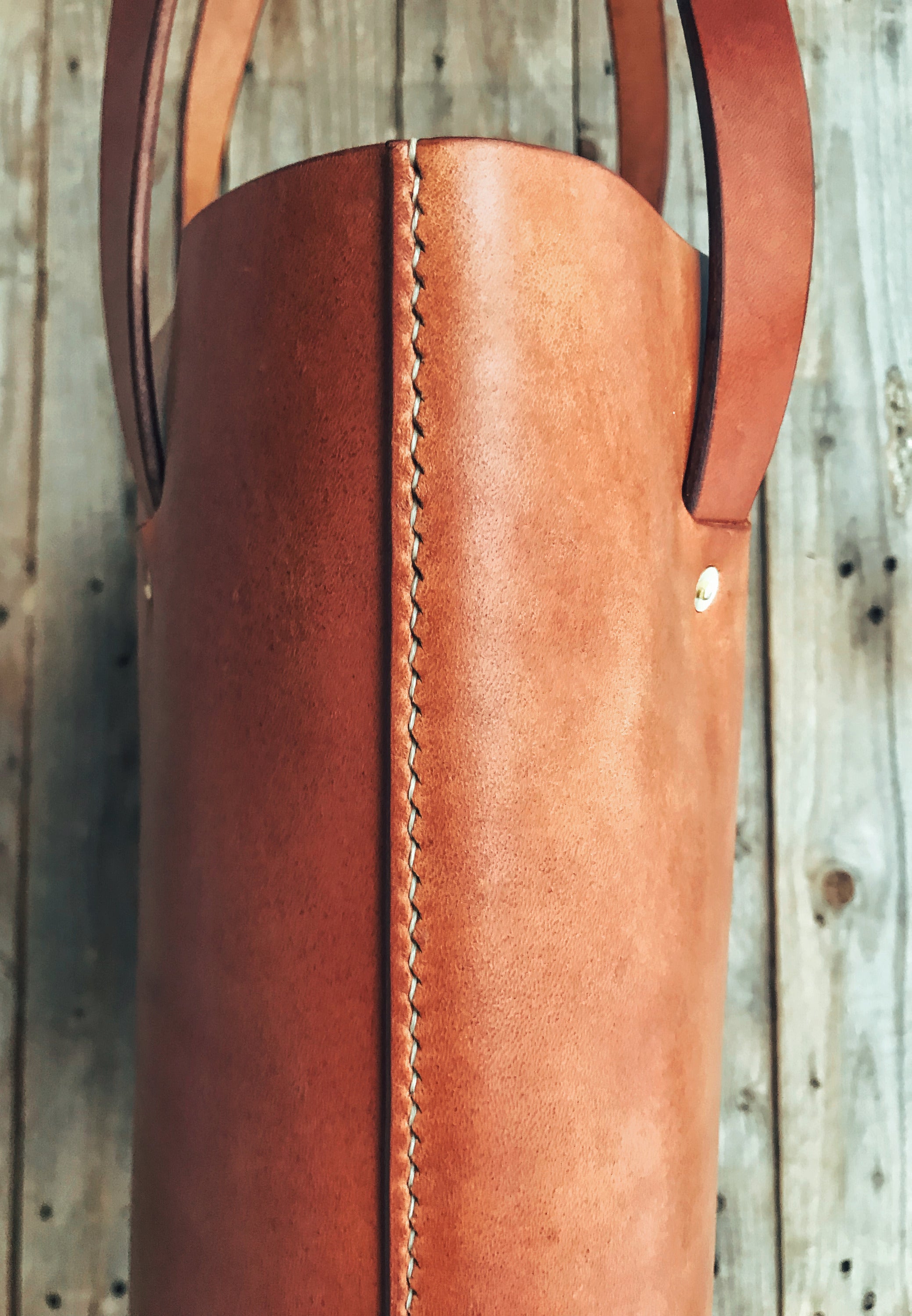 Lovecky Leather hnědá kabelka 85 – detail sedlářského stehu a ruční výroby z pravé hovězí kůže.