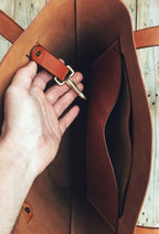 Lovecky Leather kožená kabelka 85 v hnědé barvě – vnitřní kapsa a karabina na klíče, ruční česká výroba.