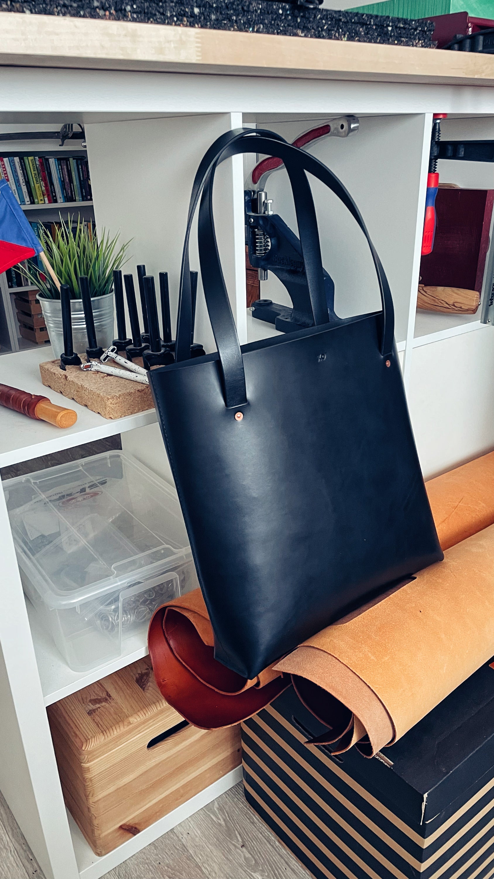 LOVECKY Leather kožená kabelka 85 – minimalistická tote bag z pravé hovězí kůže, ručně vyrobená v ČR.