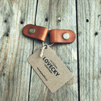 Lovecky Leather držák na kabely z kůže ve světle hnědé barvě – doplněný papírovou visačkou značky.