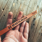 Lovecky Leather hnědý kožený náramek 15 s ražbou jména – originální kožený náramek s možností personalizace jménem, logem nebo textem na přání.