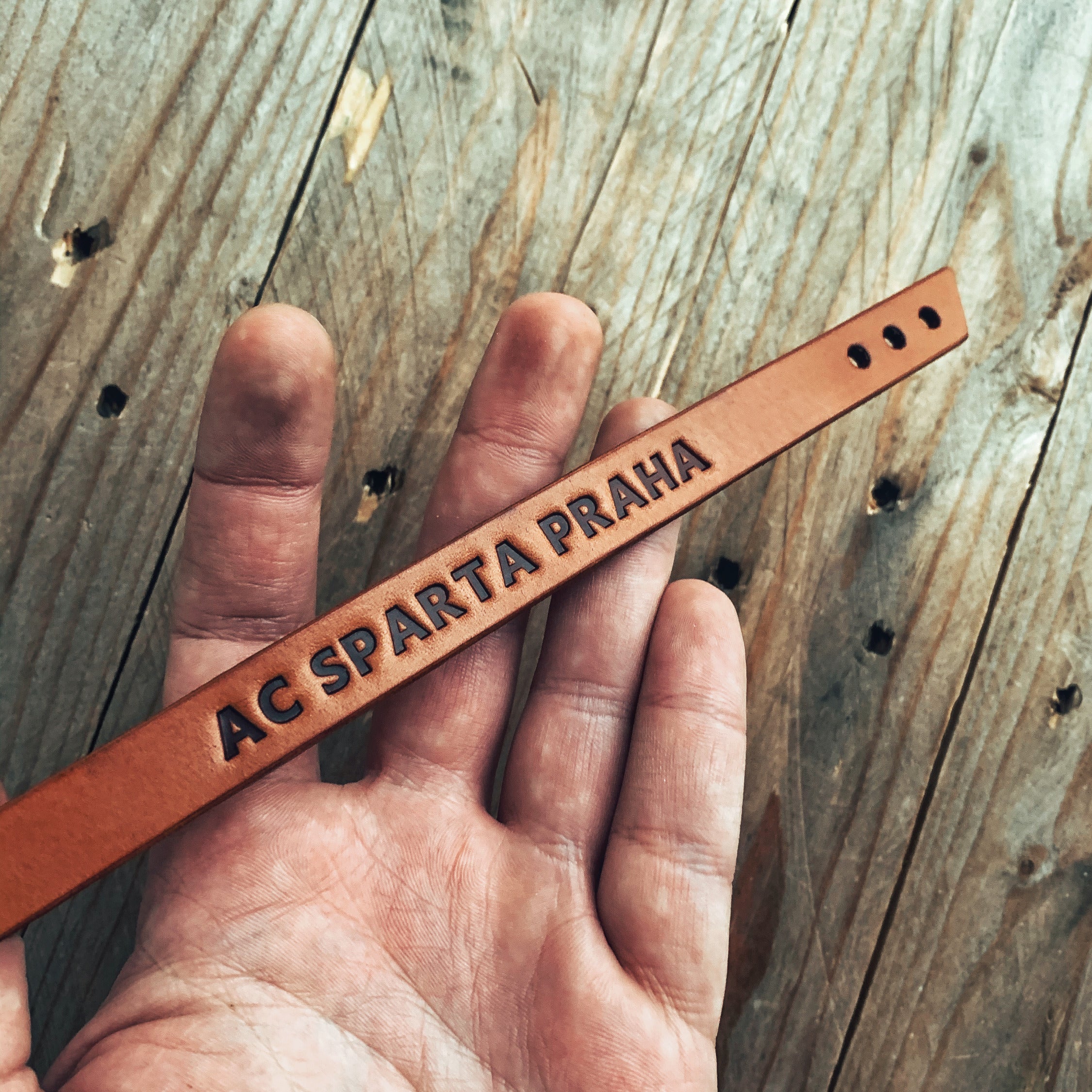 Lovecky Leather hnědý kožený náramek 15 s ražbou jména – originální kožený náramek s možností personalizace jménem, logem nebo textem na přání.