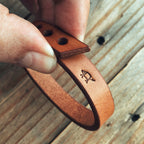 Lovecky Leather hnědý kožený náramek 15 s ražbou symbolu – ručně vyráběný náramek z pravé hovězí kůže s možností personalizace vlastním motivem.