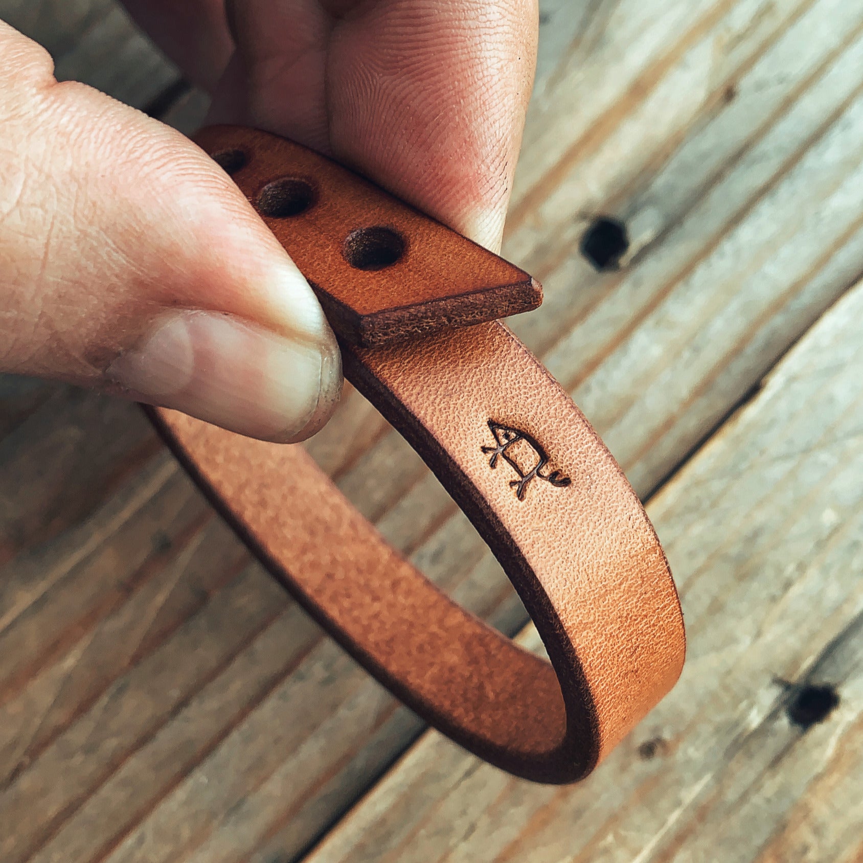 Lovecky Leather hnědý kožený náramek 15 s ražbou symbolu – ručně vyráběný náramek z pravé hovězí kůže s možností personalizace vlastním motivem.