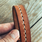 Lovecky Leather hnědý kožený náramek 15 Šitý – detail ručního šití voskovanou nití. Ručně vyráběný pánský náramek z pravé kůže s precizním sedlářským stehem.