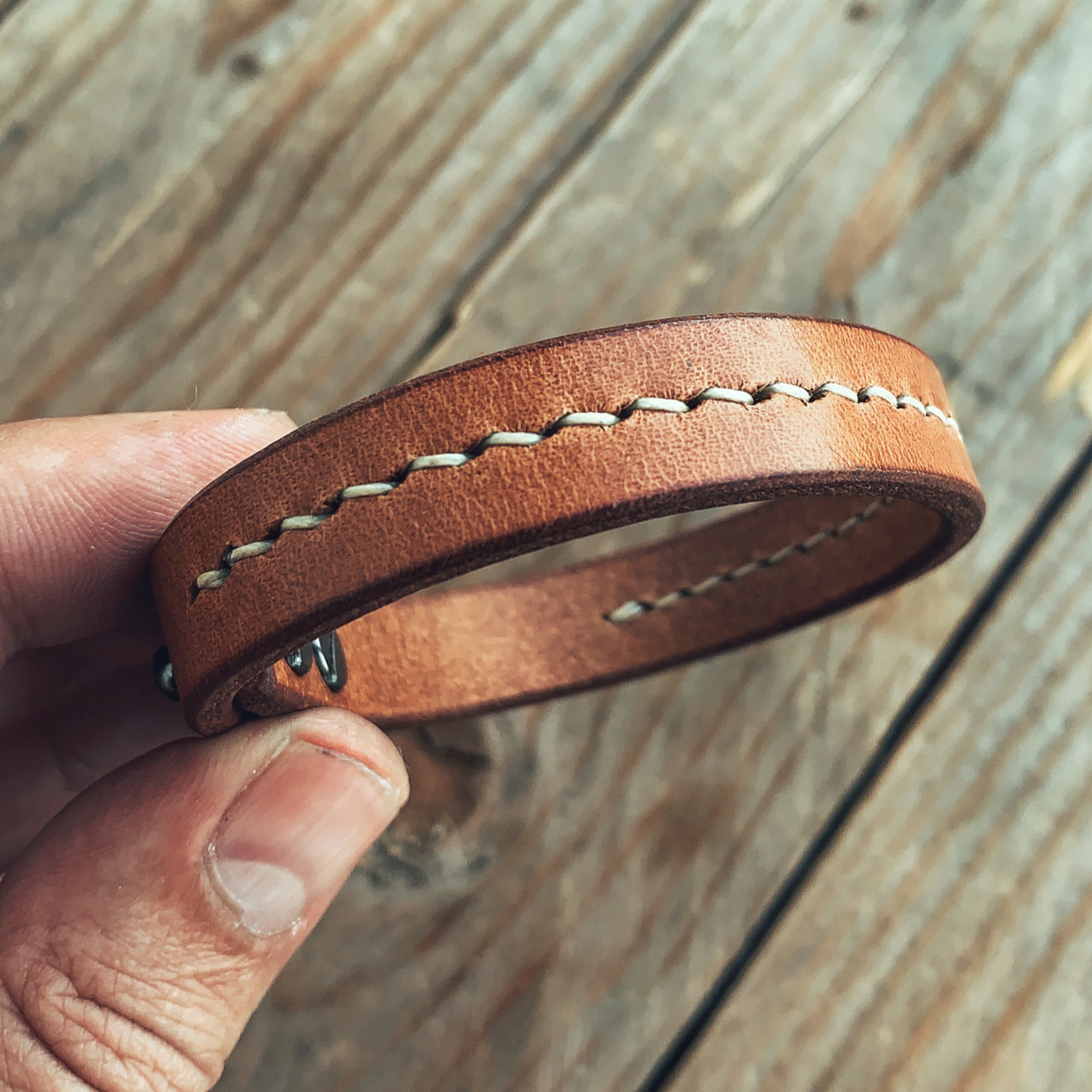 LOVECKY Leather hnědý ručně šitý kožený náramek 15 – poctivý sedlářský steh po celé délce náramku, pevné zpracování a leštěné hrany pro dlouhou životnost.