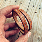 Lovecky Leather hnědý kožený náramek 9 Dvojitý Šitý – detail ručního prošití voskovanou nití po celé délce. Poctivé sedlářské řemeslo v minimalistickém designu.