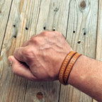 Lovecky Leather hnědý kožený náramek 9 Dvojitý Šitý – ručně šitý dvojitý náramek z pravé kůže, dvakrát obtočený kolem zápěstí. Elegantní doplněk pro ženy i muže.