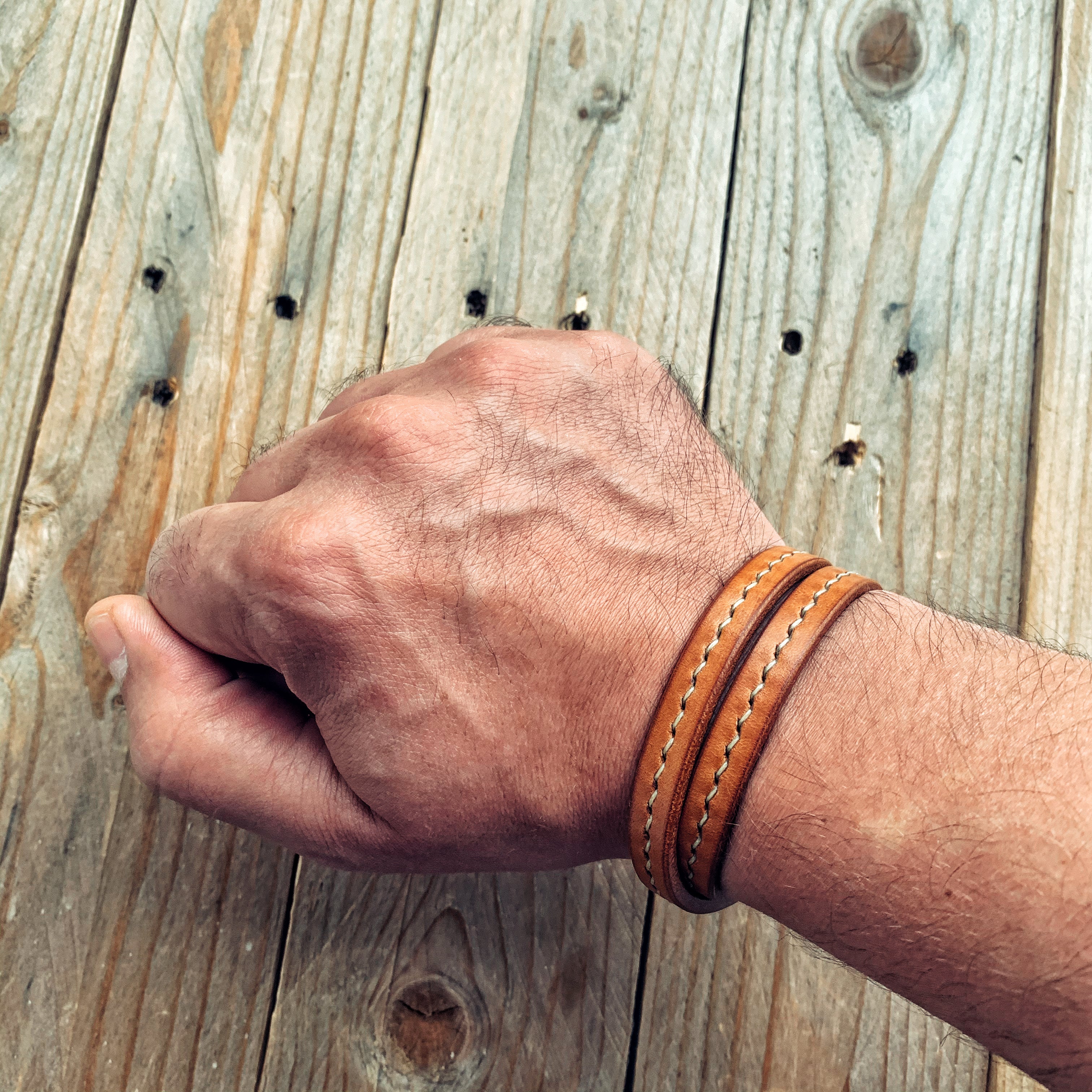 Lovecky Leather hnědý kožený náramek 9 Dvojitý Šitý – ručně šitý dvojitý náramek z pravé kůže, dvakrát obtočený kolem zápěstí. Elegantní doplněk pro ženy i muže.
