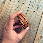 Lovecky Leather hnědý ručně šitý dvojitý kožený náramek – dvakrát obtočený náramek z pravé hovězí kůže, precizně prošitý a ručně vyrobený v České republice.