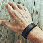 Lovecky Leather hnědý pánský kožený náramek 15 na ruce – minimalistický kožený náramek z pravé kůže, odolný vůči vodě a každodennímu nošení.