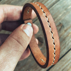 Lovecky Leather hnědý ručně šitý kožený náramek 15 – detail zapínání na dva sedlářské knoflíky. Kvalitní česká ruční výroba z pravé hovězí kůže.