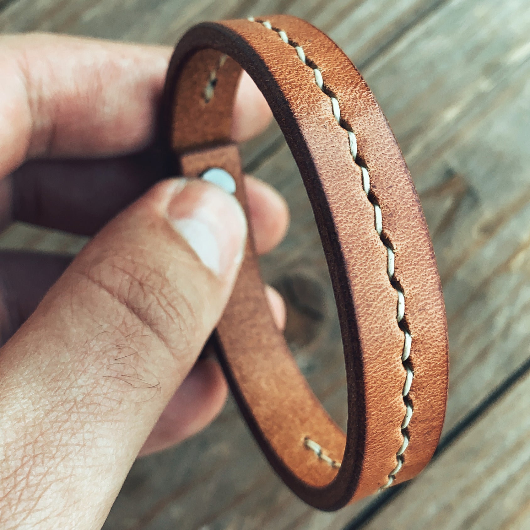 Lovecky Leather hnědý ručně šitý kožený náramek 15 – detail zapínání na dva sedlářské knoflíky. Kvalitní česká ruční výroba z pravé hovězí kůže.