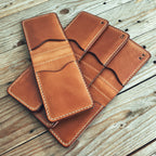 Lovecky Leather kožená dolarovka 62 s výklopnou kovovou sponou na bankovky a dvěma kapsami na karty, v provedení s monogramem a gravírováním.