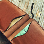 Lovecky Leather detail vnitřku kožené dolarovky 62 s výklopnou kovovou sponou na bankovky a dvěma kapsami na karty, ruční výroba z hovězí kůže.