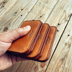 Lovecky Leather kožená EDC peněženka 59 v hnědé barvě, detail kůže a ražby loga, tři kusy