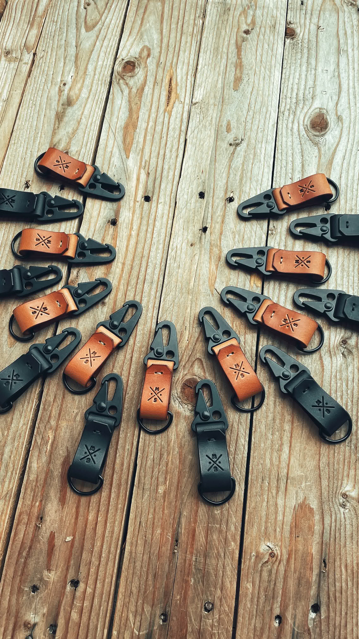 LOVECKY Leather kožená firemní klíčenka s karabinou a logem na zakázku – ručně vyrobená klíčenka z pravé kůže pro firmy