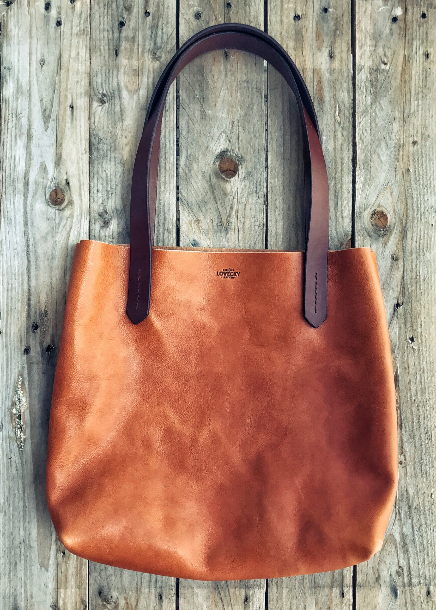 Lovecky Leather kožená kabelka 72 – světle hnědá tote bag, detail přední strany z pravé hovězí kůže.