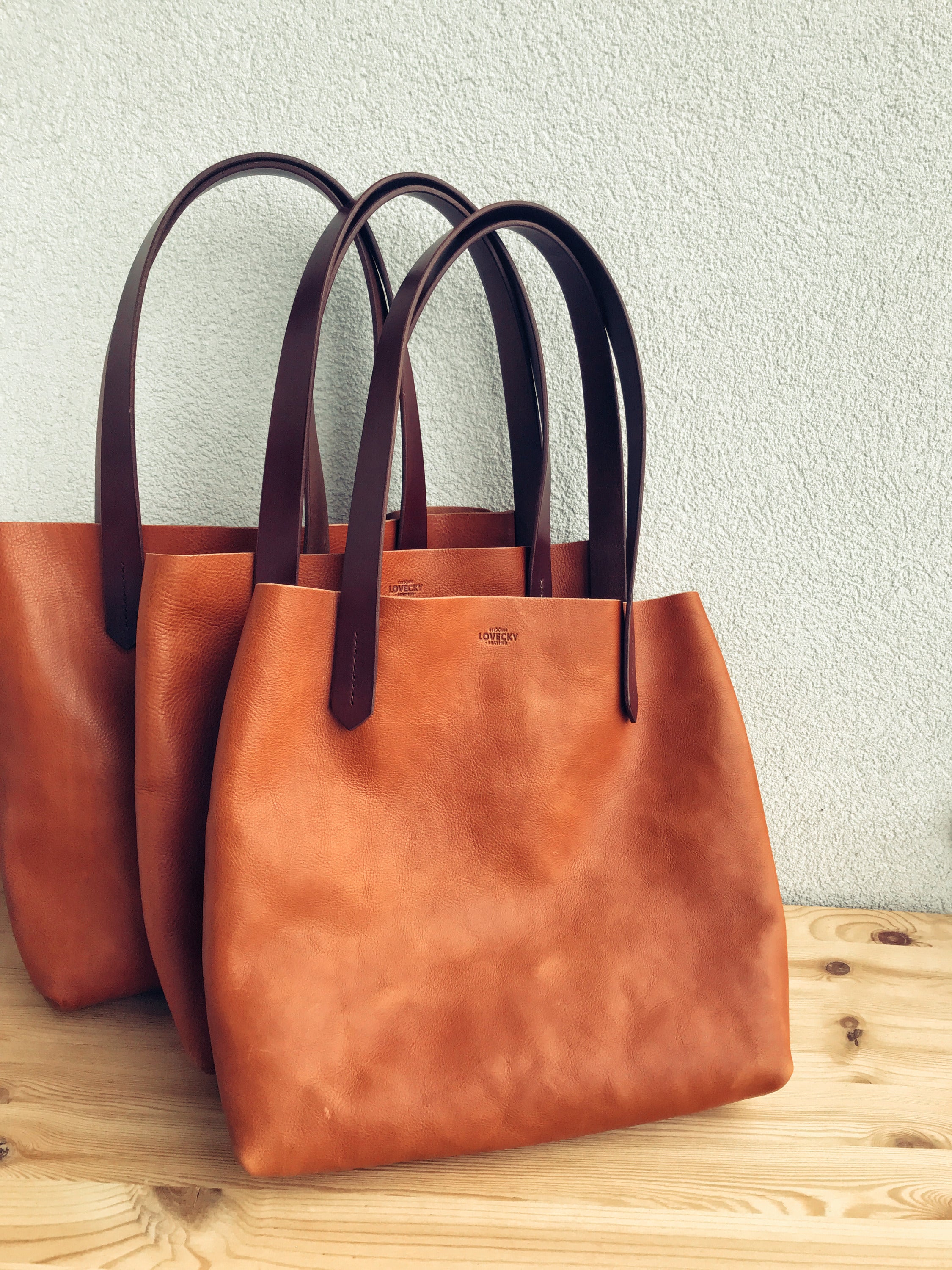 LOVECKY Leather dámská kožená kabelka 72 – hnědá tote bag z pravé přírodní kůže. Ručně vyrobená a šitá minimalistická kabelka