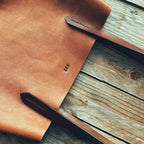 Lovecky Leather kožená kabelka 72 – detail uch ve světle hnědé kůži, poctivě ručně šité sedlářským stehem.