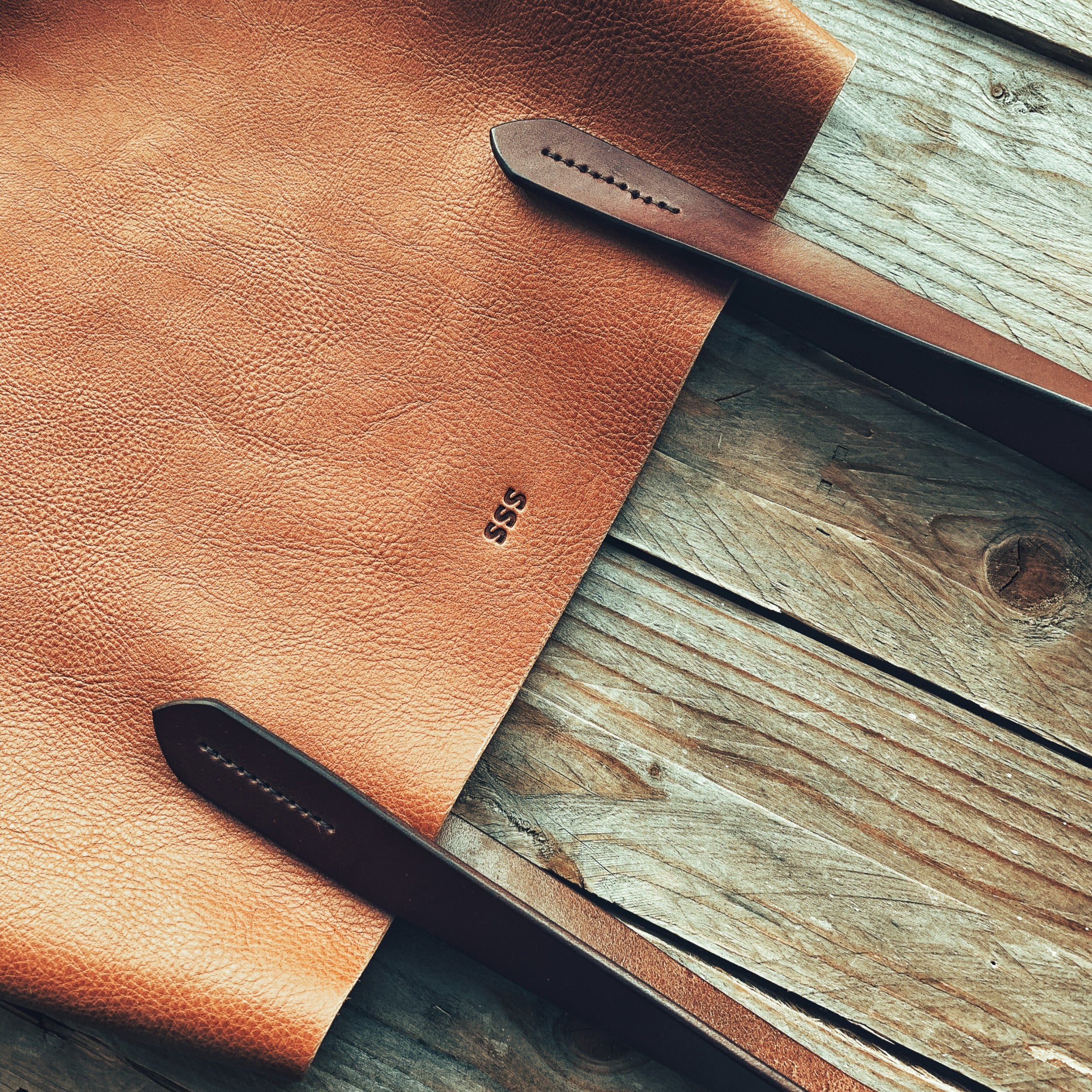 Lovecky Leather kožená kabelka 72 – detail uch ve světle hnědé kůži, poctivě ručně šité sedlářským stehem.