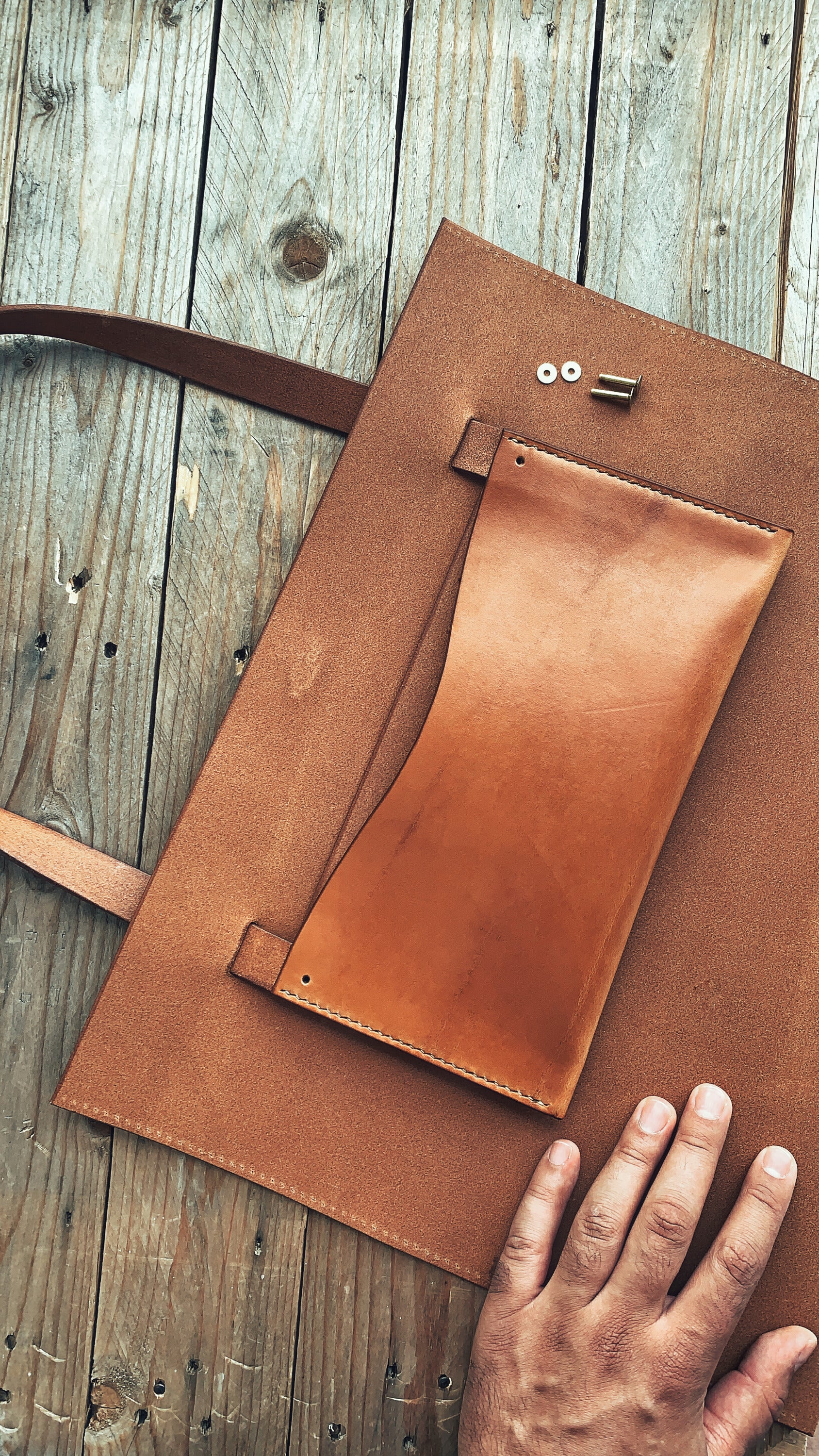 LOVECKY Leather kožená kabelka 85 výroba na zakázku z pravé hovězí kůže ve fázi ruční výroby – příprava dílů a kapsy v dílně.