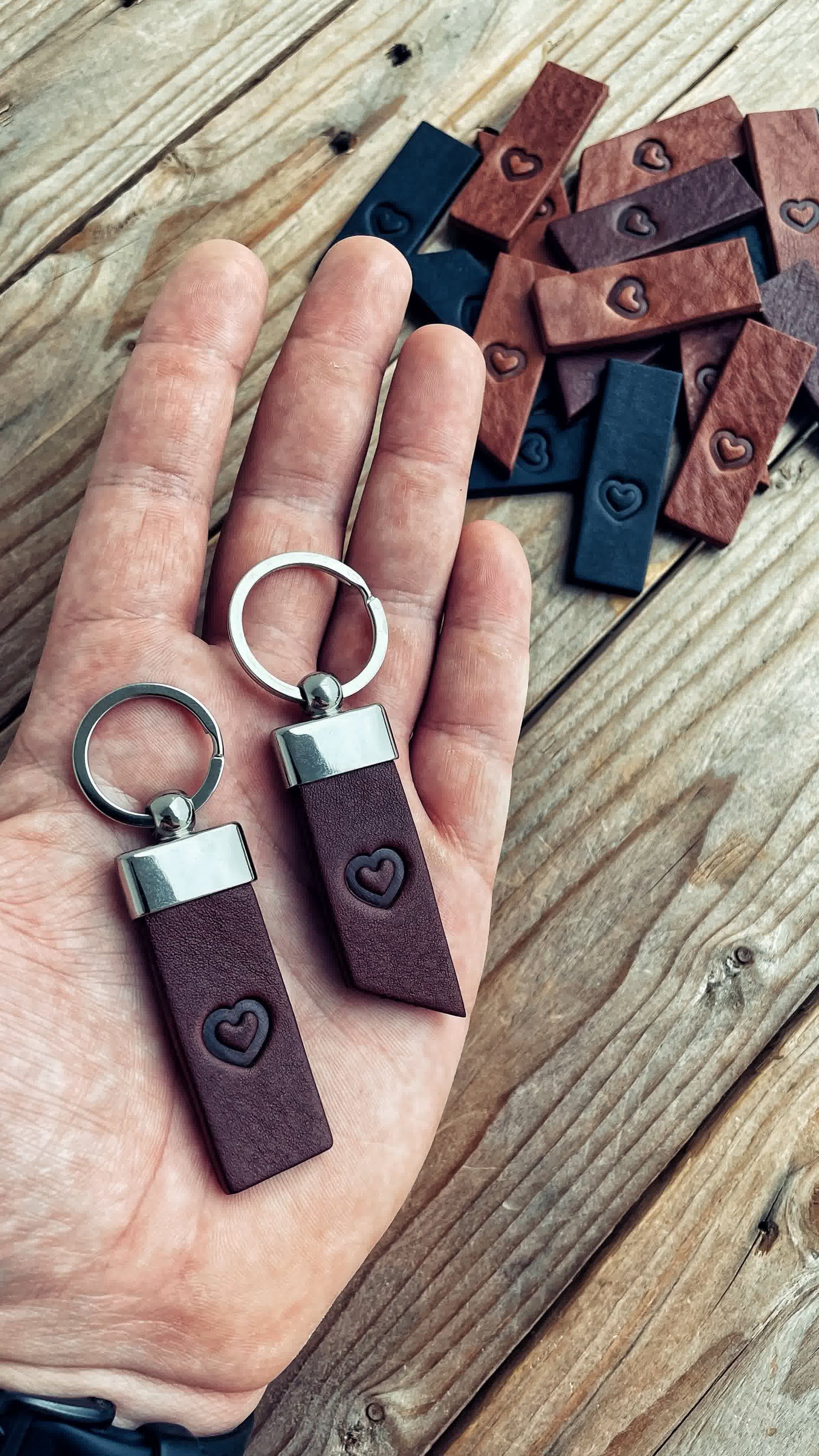 LOVECKY Leather kožená klíčenka se srdcem – ručně vyrobený přívěsek na klíče z pravé kůže na zakázku