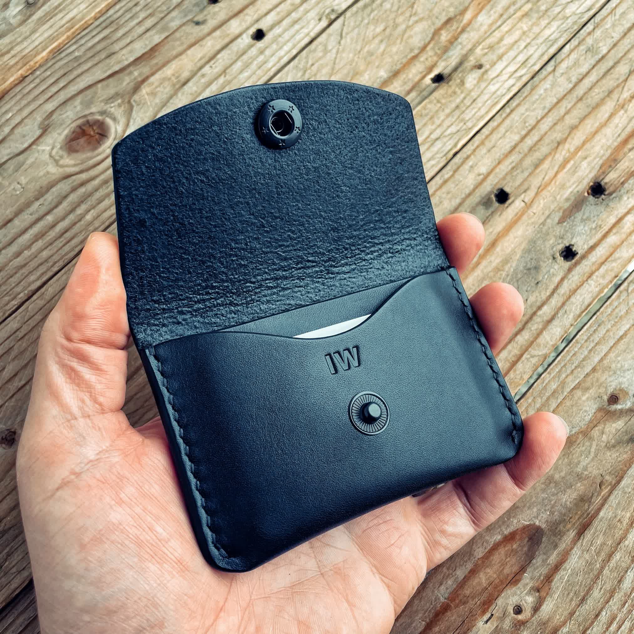 Lovecky Leather kožená peněženka 52 na mince a karty, černá, s ražbou iniciálů – ručně šitá kompaktní peněženka z pravé hovězí kůže.