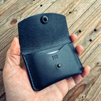 Lovecky Leather kožená peněženka 52 na mince a karty v černé barvě s ražbou iniciálů – ručně šitá kompaktní peněženka z pravé hovězí kůže.