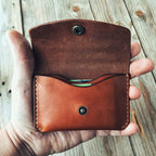 Lovecky Leather malá kožená peněženka 52 ve světle hnědé barvě, otevřená, s viditelnými platebními kartami uvnitř