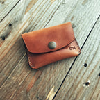 Lovecky Leather malá kožená peněženka 52 ve světle hnědé barvě s vyraženým monogramem a kovovým drukem na zapínání.