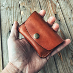 Lovecky Leather ručně šitá kožená peněženka 52 ve světle hnědé barvě, držená v ruce. Praktická velikost pro karty, bankovky a mince.