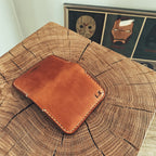 Lovecky Leather – Malá kožená EDC peněženka na doklady 59 P s průhlednou přihrádkou –v hnědé barvě s iniciály, pohled na přední stranu