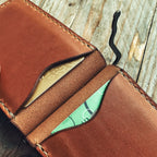 Lovecky Leather detail vnitřku kožené dolarovky 62 s výklopnou kovovou sponou na bankovky a dvěma kapsami na karty, ruční výroba z hovězí kůže.