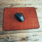 Lovecky Leather kožená podložka pod myš velikost L (35 × 22 cm) ve světle hnědé barvě – ručně vyrobený kožený mousepad s myší.
