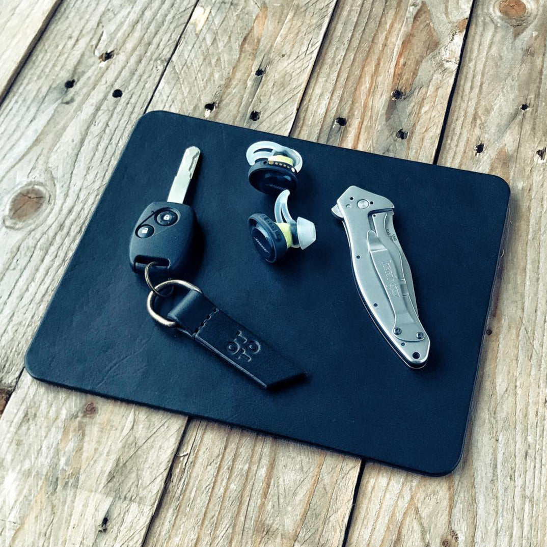 Lovecky Leather kožená podložka pod myš velikost S (23 × 19 cm) v černé barvě – ručně vyrobený kožený mousepad s klíči a doplňky