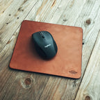 Lovecky Leather kožená podložka pod myš velikost S (23 × 19 cm) ve světle hnědé barvě – ručně vyrobený kožený mousepad s počítačovou myší.