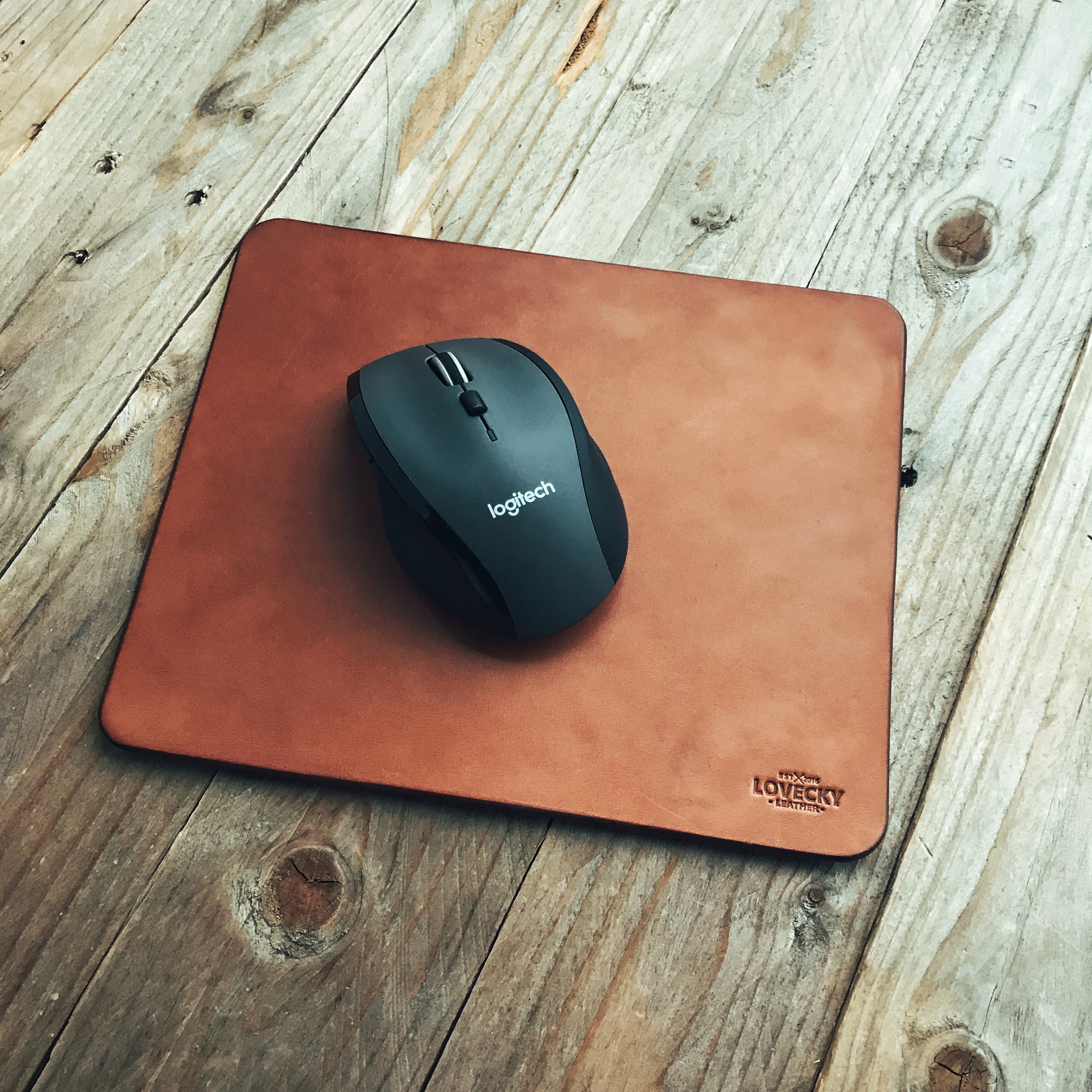 Lovecky Leather kožená podložka pod myš velikost S (23 × 19 cm) ve světle hnědé barvě – ručně vyrobený kožený mousepad s počítačovou myší.