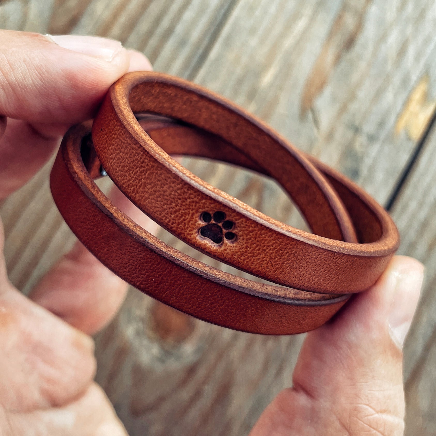 Lovecky Leather kožený náramek 9 Dvojitý hnědý– detail ražby tlapky na pravé kůži, ručně zpracovaný kožený náramek dvakrát obtočený kolem zápěstí.