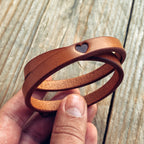 Lovecky Leather kožený náramek 9 Dvojitý s ražbou srdce hnědý – ručně vyrobený párový kožený náramek z pravé kůže, dvakrát obtočený kolem zápěstí.