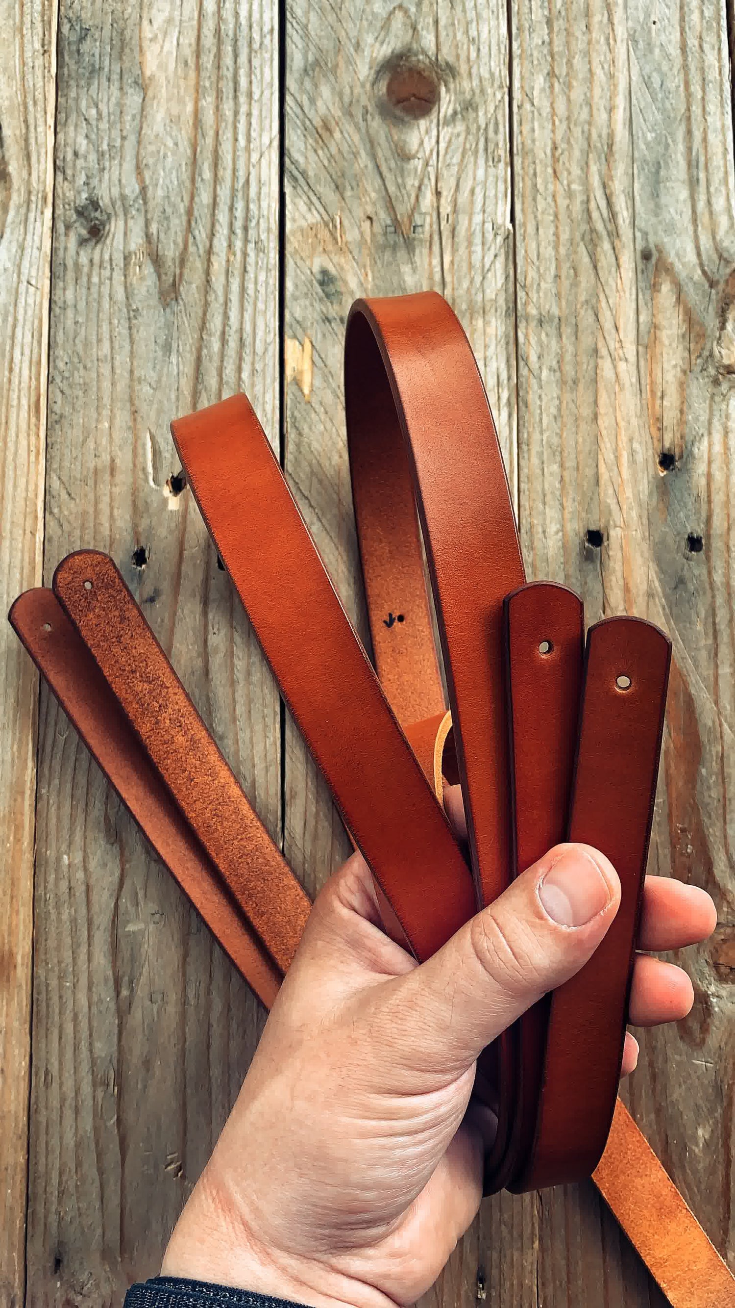 LOVECKY Leather kožené popruhy z pravé kůže na zakázku – ruční výroba v Brně, Česká republika